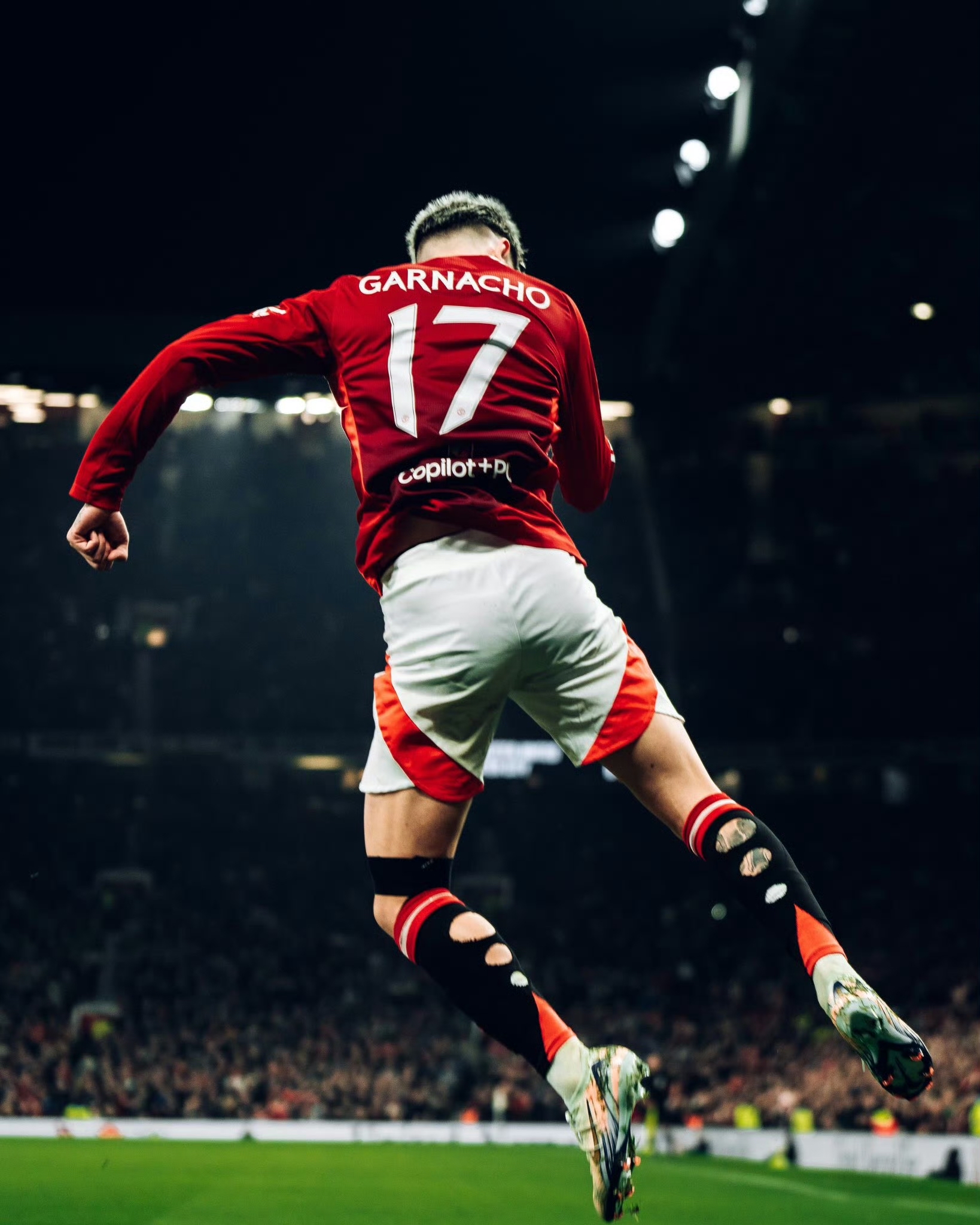 曼联主场大捷，球员赛后激动庆祝胜利，数据方法.